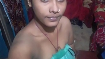 Desi Girl With Big Natural Tits Takes Selfie
