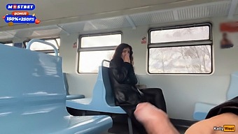 Verejné Vlakové Dobrodružstvo S Šťastným Koncom A Cumwalk Medzi Kočármi.