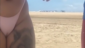 ビーチで若い男にオッパイを鷲掴みにさせたら、当然のようにチンポもガッツリ咥え込んだ。